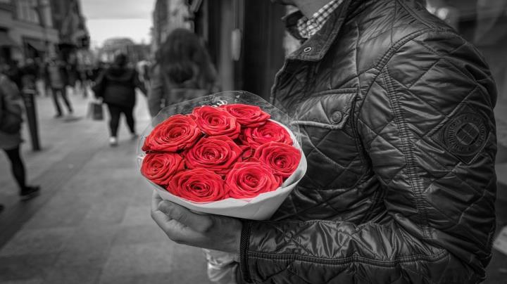 London Rose Scam Tourist Trap Street Vendor Flower thumbnail